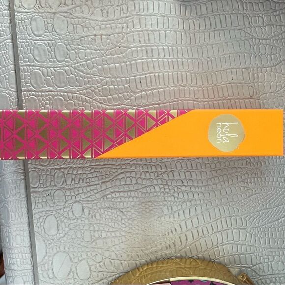 Hola Neon Velvet Liquid Lipstick - Picture 5 of 6